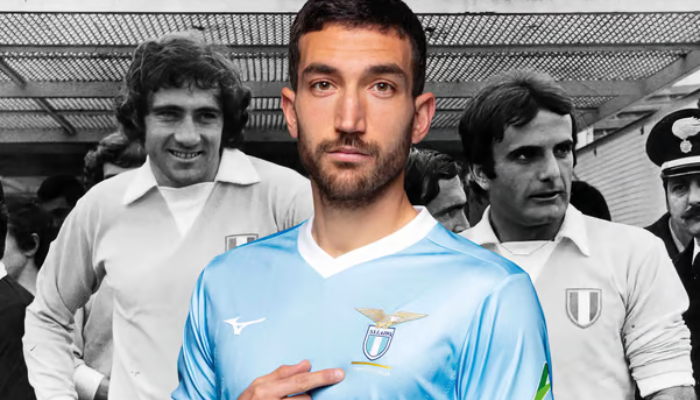 Camisa da Lazio em homenagem aos 50 anos do primeiro Scudetto do clube, com design azul celeste clássico, nome do técnico Tommaso Maestrelli e elenco de 1973-74 em relevo, gola V branca, punhos brancos, escudo da Lazio com inscrição "73 - 74 - Campioni d'Italia", logo da Mizuno branco e bandeira da Itália na nuca.