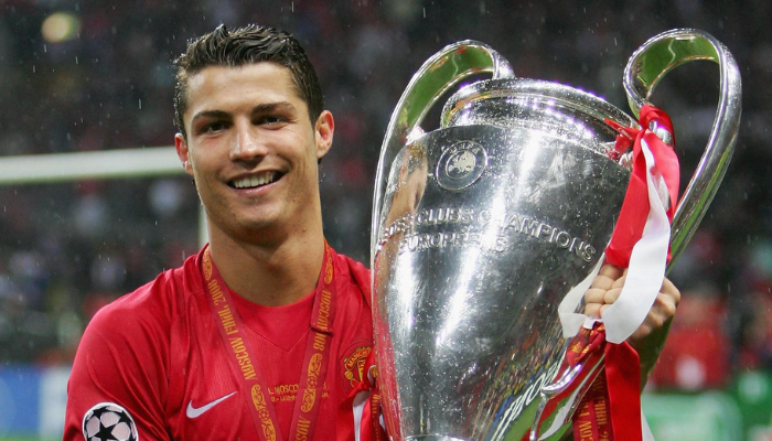 Cristiano Ronaldo vestindo a camisa titular vermelha e branca do Manchester United da temporada 2007-2009, celebrando seus gols e os títulos da Premier League e da Liga dos Campeões.