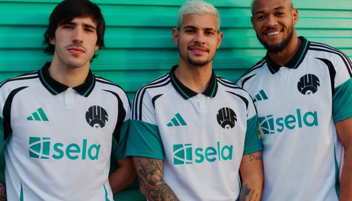 A terceira camisa do Newcastle United para a temporada 2024/25, produzida pela Adidas, apresenta um design clássico e moderno. Predominantemente branca, a camisa possui detalhes em turquesa e preto, como os arcos laterais, as três listras da Adidas nos ombros e o escudo retrô do NUFC