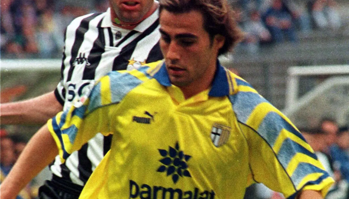 A terceira camisa retro do Parma FC da temporada 1995-1997, utilizada durante a época em que Carlo Ancelotti comandava a equipe. A camisa, nas cores amarelo, azul e branco, é uma homenagem à campanha histórica do Parma, que ficou em segundo lugar no Campeonato Italiano