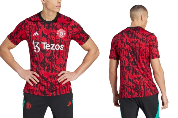 Camisa Pré-Jogo Manchester United Adidas 2023-2024 em vermelho e preto, destacando o lendário diabo vermelho e a rosa do Lancashire. O emblema do clube é bordado, garantindo estilo e lealdade. Tecnologia AEROREADY para desempenho máximo.