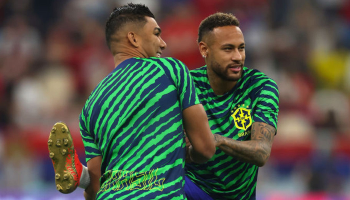 Camisa Pré-jogo da Seleção Brasileira Nike 2022-2023 em tons de azul marinho e verde, inspirada na garra da onça-pintada.