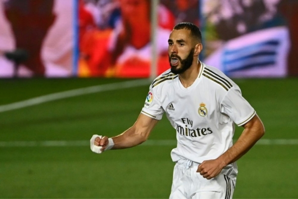 Reviva a glória do Real Madrid com a Camisa Titular Retrô Adidas 2019-2020. Edição Especial em branco e amarelo, celebrando a vitória na La Liga sob Zinedine Zidane. Conforto e estilo impecáveis. Adquira já esta peça única e faça parte da história do futebol!