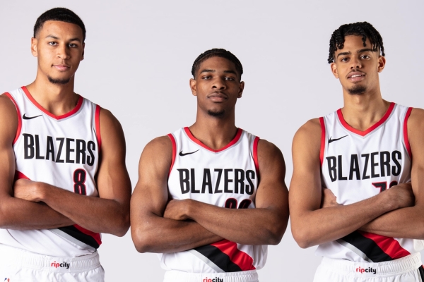 Regata Association Edition do Portland Trail Blazers Nike 2017/24 - Edição Exclusiva em branco, vermelho e preto. Tecnologia Dri-Fit para conforto e estilo. Celebre sua paixão pelo basquete!