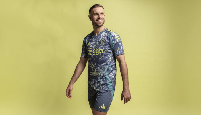 Camisa reserva oficial do Ajax para a temporada 2024-2025. A camisa é azul marinho com detalhes em amarelo neon. Na parte frontal, há um gráfico inspirado na obra "A Noite Estrelada" de Van Gogh, representando a criatividade da cidade de Amsterdã. O escudo do Ajax está bordado no lado esquerdo do peito, o logo da Adidas está impresso no lado direito do peito e o patrocínio da Ziggo está estampado na parte frontal da camisa. 