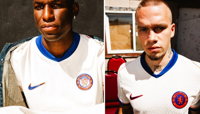 nova camisa reserva do Chelsea FC para a temporada 2024-2025, produzida pela Nike. O manto possui um design inovador, com predominância de um tom de laranja claro chamado "Guava Ice", inspirado na chama azul. Detalhes em azul royal nas faixas laterais, punhos e gola V, além de finas linhas laranja nos ombros, completam o visual. 