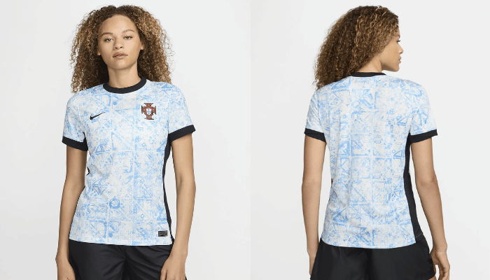 Camisa reserva feminina da Seleção Portuguesa Nike 2024-2025. A camisa é branca com um padrão gráfico inspirado nos azulejos portugueses. As faixas laterais, as axilas, os punhos e a gola são pretos. O Swoosh da Nike está estampado no lado direito do peito e o logo da Federação Portuguesa de Futebol está no lado esquerdo.