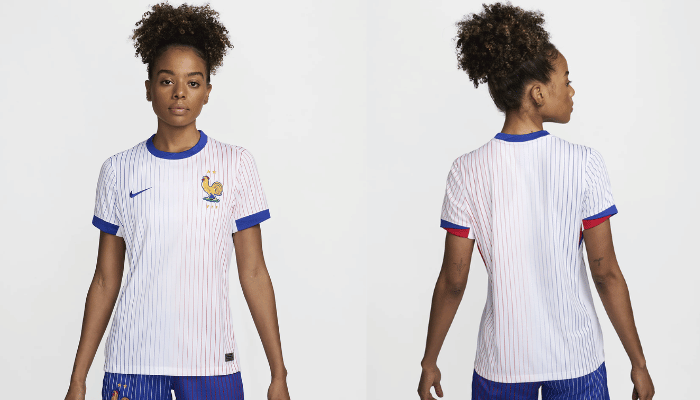 Camisa Reserva Feminina Seleção Francesa Nike 2024-2025 branca com finas linhas verticais em azul e vermelho, gola azul royal, punhos com detalhes em vermelho, Swoosh da Nike em azul no lado direito do peito e Galo da Federação Francesa no lado esquerdo. Calção azul com as mesmas linhas da camisa e meias brancas ou vermelhas completam o uniforme.