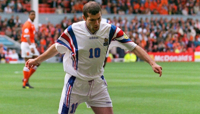 A camisa reserva oficial da seleção francesa de futebol da Adidas, utilizada durante a Eurocopa de 1996. O design clássico em branco, azul e vermelho evoca a memória da histórica jornada da França até as semifinais da competição. A camisa apresenta o logo da Adidas e o escudo da Federação Francesa de Futebol.