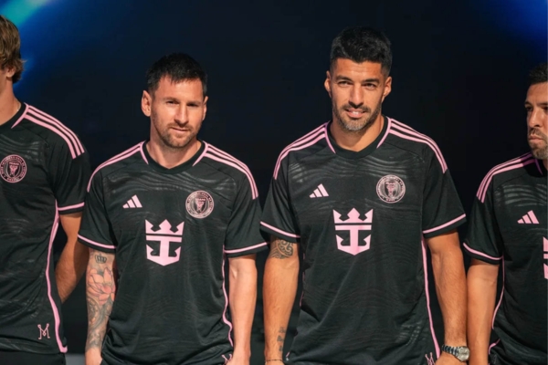 Camisa Reserva do Inter Miami Adidas 2023/24 Masculina em preto e rosa com listras horizontais, detalhes em rosa "Bliss Pink", escudo do Inter Miami, logo da Adidas e patrocinadores.