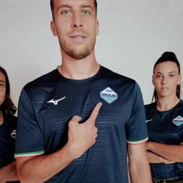 Camisa Reserva Lazio Temporada 2023/24 Masculina azul marinho e faixas horizontais em relevo, essa camisa masculina é uma verdadeira obra de arte. Seu design exclusivo apresenta listras mais finas | Tevo Sports