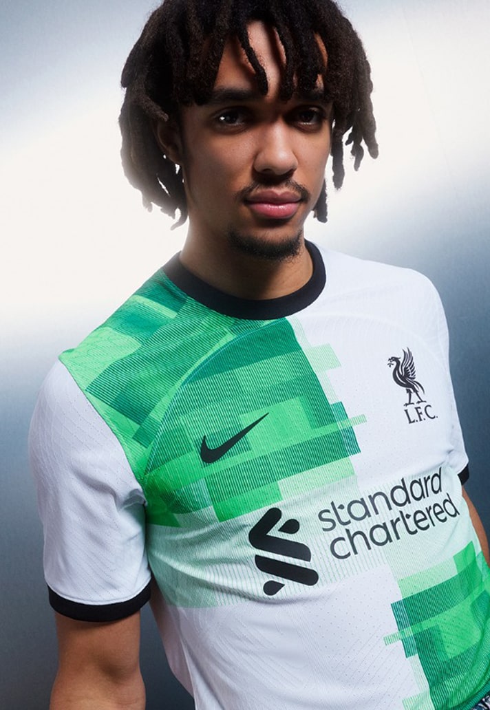 Camisa reserva do Liverpool da temporada 2023/24: Design moderno com esquartejado branco e verde, inspirado na camisa de 1995/96 | Tevo Sports