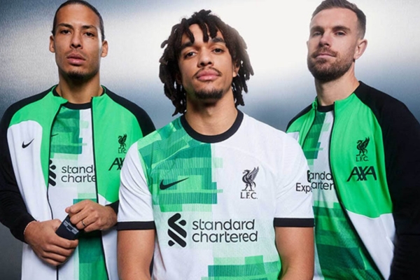 Camisa Reserva Liverpool 2023/24: Branca com detalhes verdes e pretos, inspirada no kit de 1995/96. Gola e punhos pretos, número '97' nas costas. Exclusividade Nike para verdadeiros fãs do Liverpool FC.