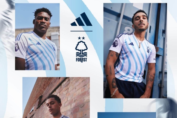 Camisa Reserva Nottingham Forest Adidas 2023/24 Masculina em branco e azul inspirada no rio Trent, com listras onduladas. Escudo, logo e detalhes em azul escuro, três listras e filetes laterais