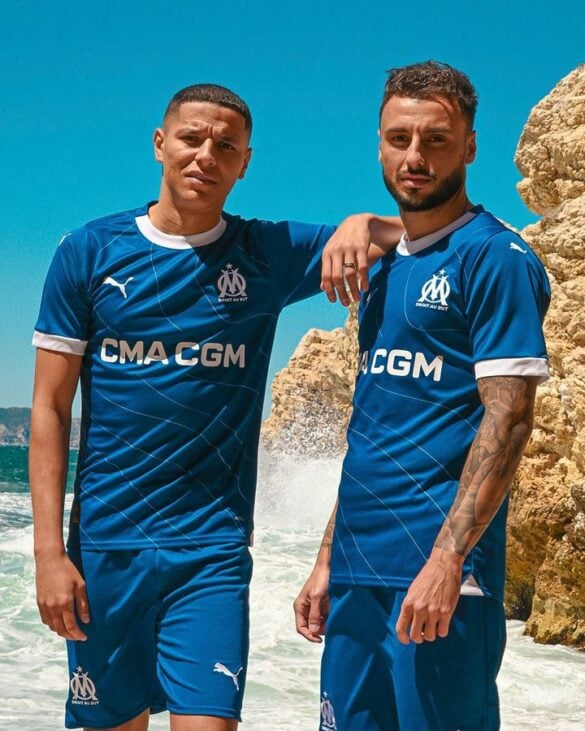 Camisa Reserva Olympique de Marseille 2023/24 azul royal apresenta um design com ondas brancas no corpo, gola redonda e punhos na mesma cor | Tevo Sports