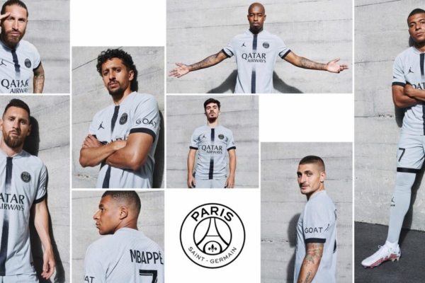 Camisa Reserva do PSG Nike 2022/23 em cinza e preto, homenageando os 50 anos do Parc des Princes. Faixa pincelada, Qatar Airways, gola recortada, punhos pretos, Jumpman e escudo do PSG.