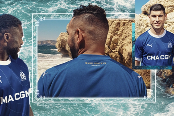 Camisa Reserva Puma Olympique de Marseille 2023/24 em azul royal e branca, com ondas no corpo, gola redonda e punhos brancos. Estampa do felino Puma no peito e mangas, escudo Marseille em branco no lado esquerdo.