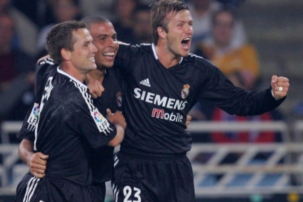 Camisa Reserva do Real Madrid Retro Adidas 2004/05 em preto e branco, homenageando a temporada lendária com jogadores como Casillas, Zidane, Ronaldo. Garanta a sua parte da história do futebol!