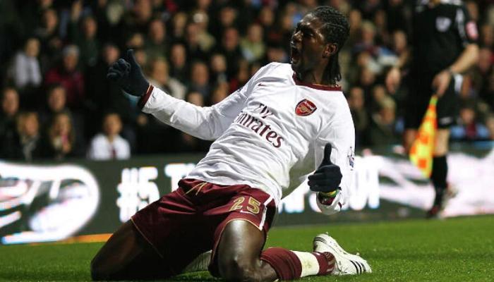 Camisa Reserva Retro Arsenal Nike 2007-2008 em tons de off-white e grená, inspirada na temporada histórica em que o time, comandado por Arsène Wenger, liderou a Premier League com jogadores como Cesc Fàbregas e Adebayor