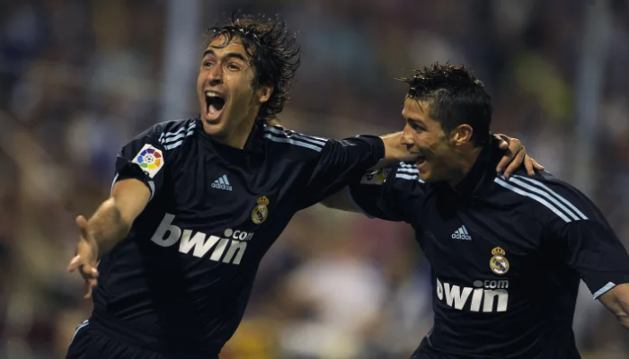 Camisa Reserva Retro do Real Madrid Adidas 2009-2010 Azul. Camisa oficial da temporada 2009-2010, com design retrô autêntico, escudo bordado no peito, listras azuis e brancas vibrantes e tecnologia ClimaCool para respirabilidade. Perfeita para fãs e colecionadores.