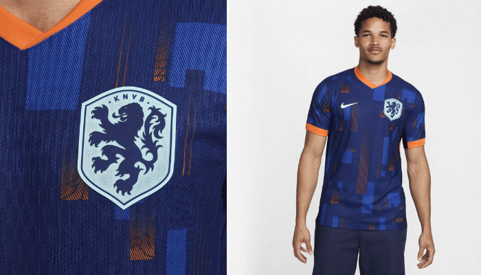 Camisa Reserva da Seleção Holandesa Nike 2024-2025 Azul Marinho. Design inovador "assento de ônibus" com três tons de azul: azul marinho predominante, azul royal e azul celeste. Gola V assimétrica com detalhes em azul celeste. Escudo da Seleção Holandesa bordado no lado esquerdo do peito. Logo da Nike bordado na manga direita. Tecido Nike Breathe para respirabilidade e conforto. 