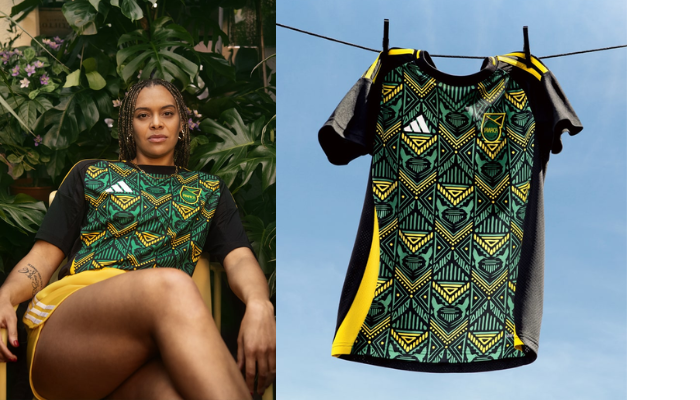 A Camisa Reserva da Seleção Jamaicana Adidas 2024-2025 apresenta um design personalizado em verde, amarelo e preto, com o escudo da Jamaica no lado esquerdo e o logo da Adidas em branco no lado direito. As mangas e a gola são pretas, com as três listras da Adidas em amarelo.