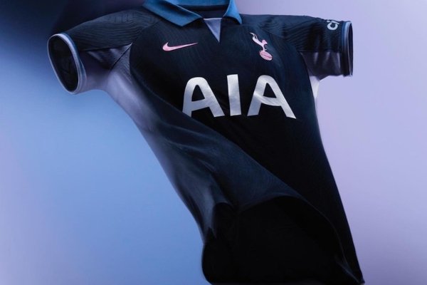 Camisa Reserva do Tottenham Nike 2023/24 Masculina Azul marinho e lilás, com gola pólo, detalhes inspirados no N17, iniciais THFC, Swoosh e escudo iridescentes, AIA em branco.