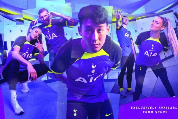 Camisa Reserva do Tottenham Nike 2022/23 em roxo, preto e Volt, destaque para detalhes originais, escudo branco e Swoosh da Nike.