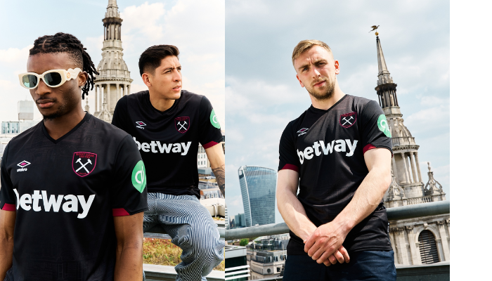 camisa reserva do West Ham United para a temporada 2024/2025. A camisa, predominantemente preta, possui um design gráfico no peito com a silhueta da igreja de Santa Maria Le Bow. Detalhes em vermelho nos punhos e o logo da Umbro em sua versão centenária completam o visual. O escudo do clube aparece em uma versão especial, com as cores preto, branco e vermelho.