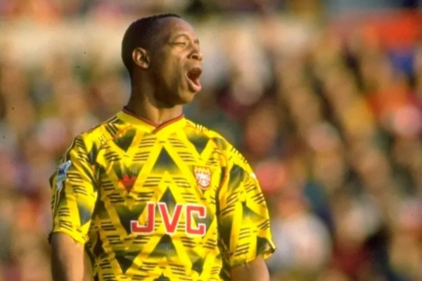 Camisa retrô do Arsenal Adidas 1991/93 em amarelo, preto e vermelho, representando as temporadas históricas. Edição exclusiva para colecionadores que buscam reviver os momentos dourados do clube.