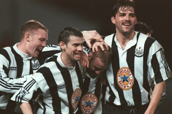 Camisa Retrô Titular do Newcastle Adidas 1995-1997 Branca e Preta - Edição Limitada que celebra a épica temporada '95-96 e a liderança do Toon por 10 pontos.