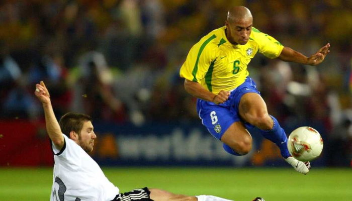 Camisa Retrô Nike Seleção Brasileira 1998-2000, na cor amarela com detalhes em verde. A camisa apresenta o escudo da CBF bordado no peito e o logotipo da Nike na manga direita.