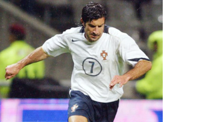 Camisa reserva retrô da Seleção Portuguesa Nike 2004-2006, utilizada na final do Euro 2004 contra a Grécia. A camisa apresenta as cores branca, azul marinho e dourada, com o logo da Nike e o escudo de Portugal.