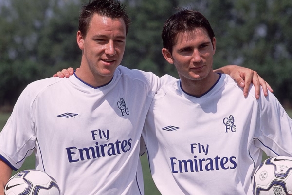 Camisa Retrô Reserva Chelsea Umbro 2001-2003, Branca e Azul. Design clássico testemunhando conquistas e reforços estelares sob Claudio Ranieri.