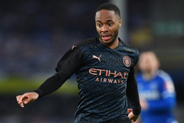 Camisa Retrô Reserva Manchester City Puma 2020-2021, preta, azul marinho e dourada, representando a temporada histórica do City na Premier League, EFL Cup e Liga dos Campeões.