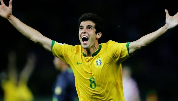 Camisa Retrô Titular da Seleção Brasileira Nike 2006-2008 na cor amarela e verde. A camisa possui o escudo da CBF bordado no peito e o logo da Nike na manga. É feita de material leve e respirável e tem modelagem regular fit.