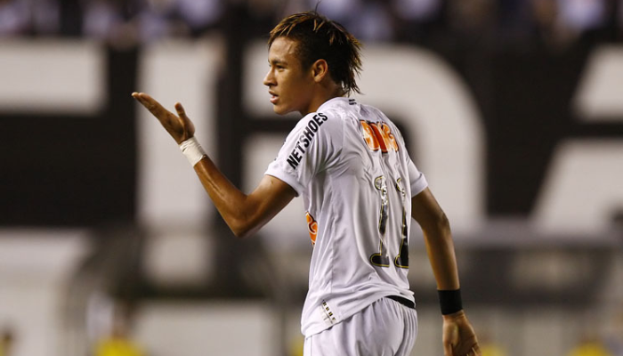 Camisa titular branca do Santos FC 2012-2013, fabricada pela Umbro, destacando o escudo bordado do clube. Peça icônica que representa a última temporada completa de Neymar no Santos, conquistas como o tricampeonato paulista e o surgimento de jovens talentos como Gabigol.