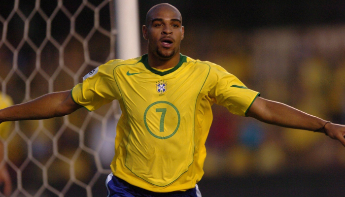 Camisa Retrô Titular da Seleção Brasileira Nike 2004-06 na cor amarela e verde. A camisa apresenta o escudo da Seleção bordado no peito e o design clássico do uniforme usado pela equipe entre 2004 e 2006.