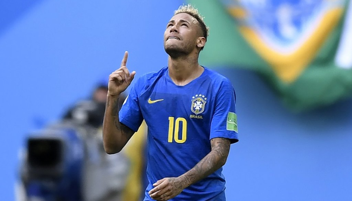 Camisa Retrô Reserva da Seleção Brasileira Nike 2018-2019. Camisa azul com detalhes em amarelo, escudo da CBF bordado no peito, logo da Nike na manga direita e estrelas douradas na frente e nas costas.