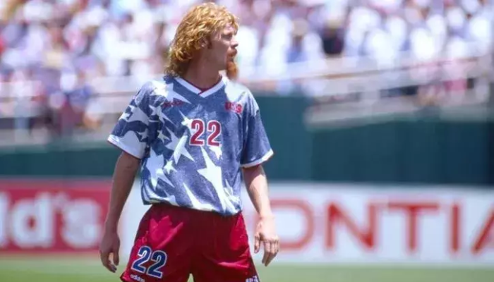  Camisa Retro Reserva da Seleção dos Estados Unidos Adidas 1994 em tons de cinza, branco e vermelho. Essa peça rara e autêntica foi usada pelos anfitriões na Copa do Mundo de 1994.