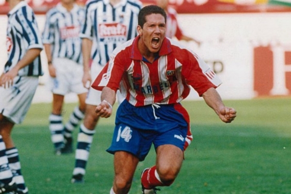 Camisa Titular Retrô do Atlético de Madrid Puma 1995-1996 em vermelho, branco e azul, destacando a época da histórica dobradinha na La Liga e Copa del Rey sob a liderança de Radomir Antić, com contratações notáveis como Milinko Pantić e o artilheiro Lyuboslav Penev.