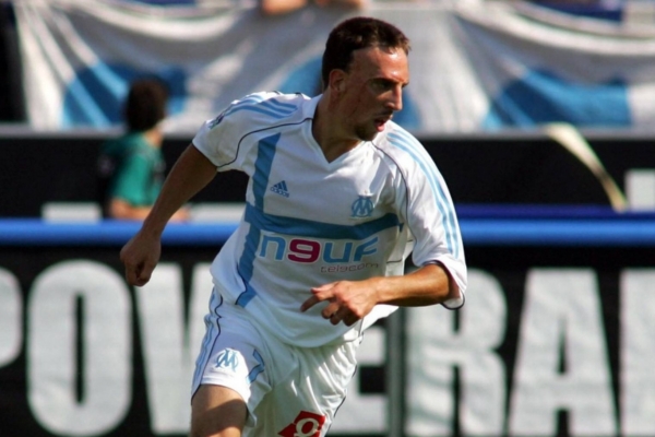 Camisa Titular Retrô do Olympique de Marseille Adidas 2005/06 em branco e azul celeste, lembrando a glória da final da Coupe de la Ligue e o 5º lugar na Ligue 1 com Jean Fernandez no comando.