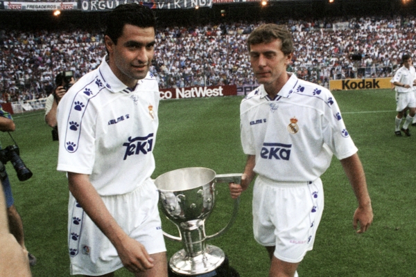 Camisa Retrô Real Madrid Kelme 1994-1996, Branca e Azul Marinho. Símbolo da vitória no 26º título com Jorge Valdano liderando o time. Memorável vitória de 5 a 0 sobre o Barcelona.