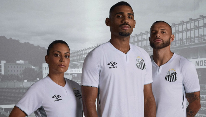 nova camisa titular do Santos Futebol Clube para a temporada 2024-2025, desenvolvida pela Umbro. O design em branco conta com gola Y e embossing da Vila Belmiro na parte frontal, além de listras pretas nos punhos e laterais. 