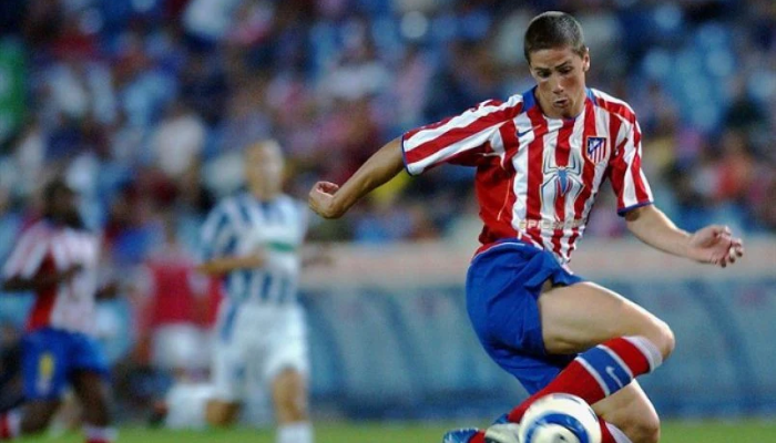 Camisa titular do Atlético de Madrid da temporada 2004-2005. Possui listras brancas e vermelhas com detalhes em azul e amarelo. O escudo do Atlético de Madrid está bordado no peito e o logo do filme Homem-Aranha 2 está estampado na camisa.