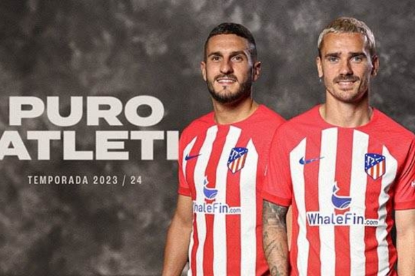 Camisa Titular do Atlético de Madrid Nike 2023-2024 em branco, vermelho e azul, destacando as listras, gola redonda, escudo Atleti, logo Nike e patrocínio Whalefin.