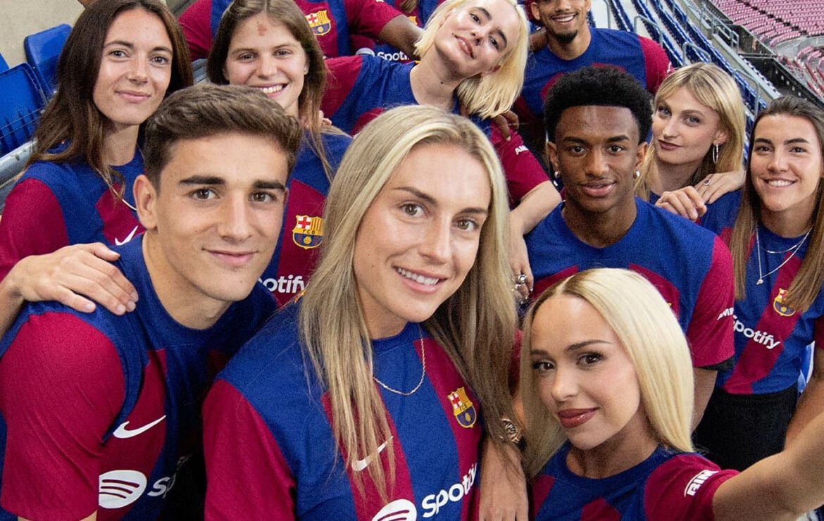 Camisa titular do Barcelona temporada 2023/24 masculina de volta as cores blaugranas tradicionais em faixas verticais, sendo duas grenás com uma central azul, com bordas serrilhadas. No template da marca americana para a temporada, os ombros e o “cabide” padrão dele são azuis e se ligam às listras, criando, dessa forma, a figura de um diamond, em homenagem à equipe feminina. - Tevo Sports