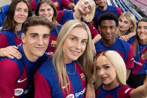 Camisa Titular Barcelona Nike 2023-2024 com faixas grená e azul, diamond inovador, escudo envernizado e fita catalã na nuca, homenageando a equipe feminina histórica.