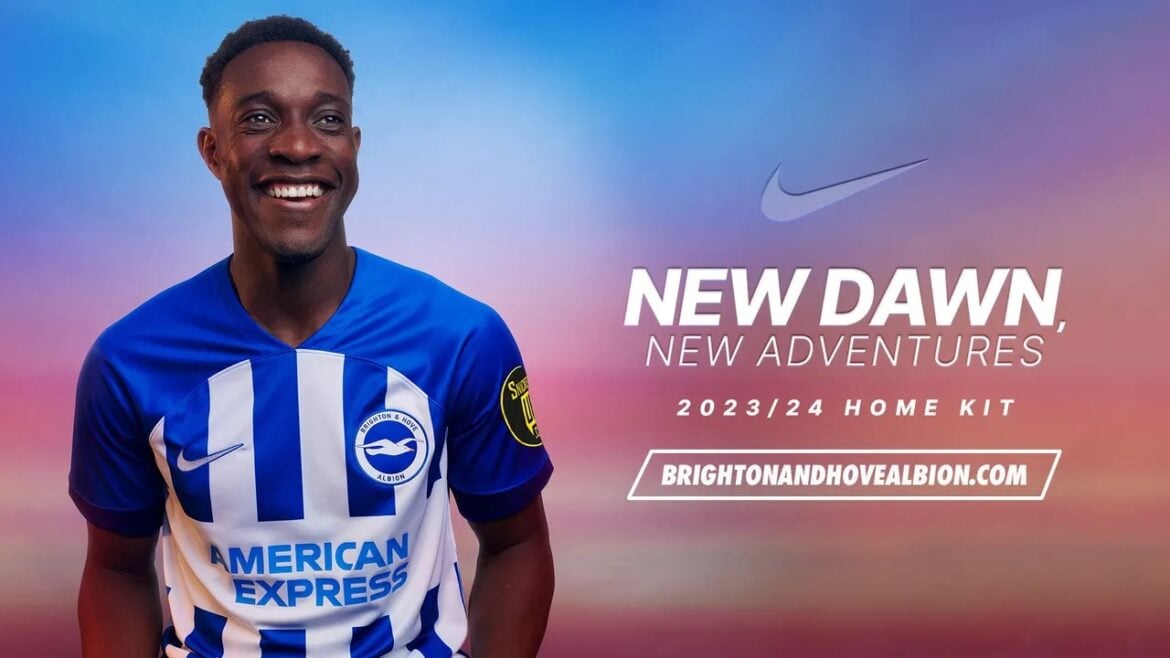 Camisa titular do Brighton temporada 2023/24 em azul e branca com listras verticais brancas e detalhes incríveis | Tevo Sports