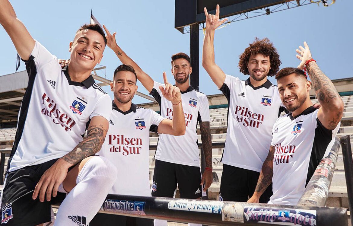 Camisa Titular do Colo-Colo 2022 predominante branca com gola polo e três listras nos ombros | Tevo sports